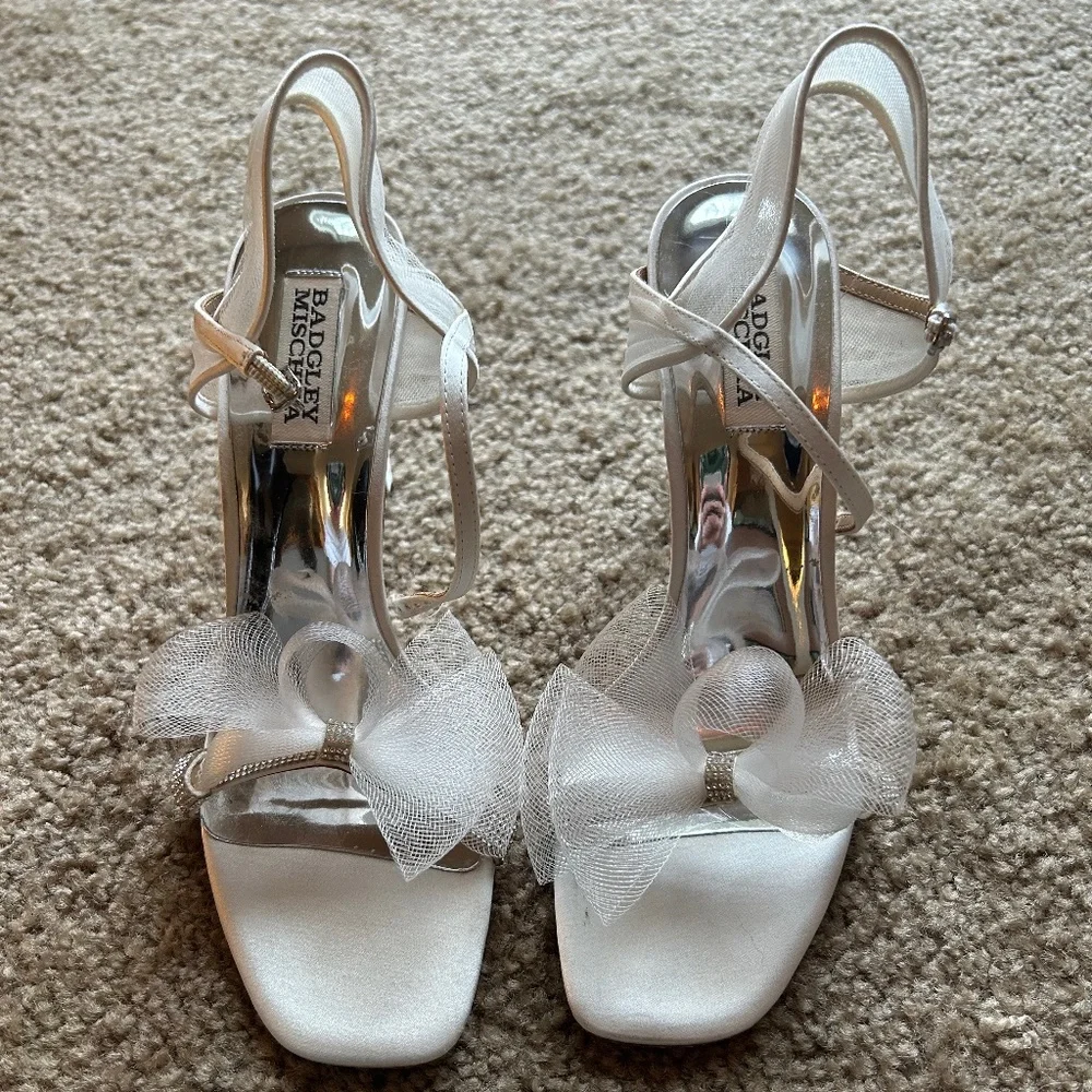 Badgley Mischka Peep Toe White Satin Heels Tulle Bows and Crystals Size 8.5 - Picture 1 of 6